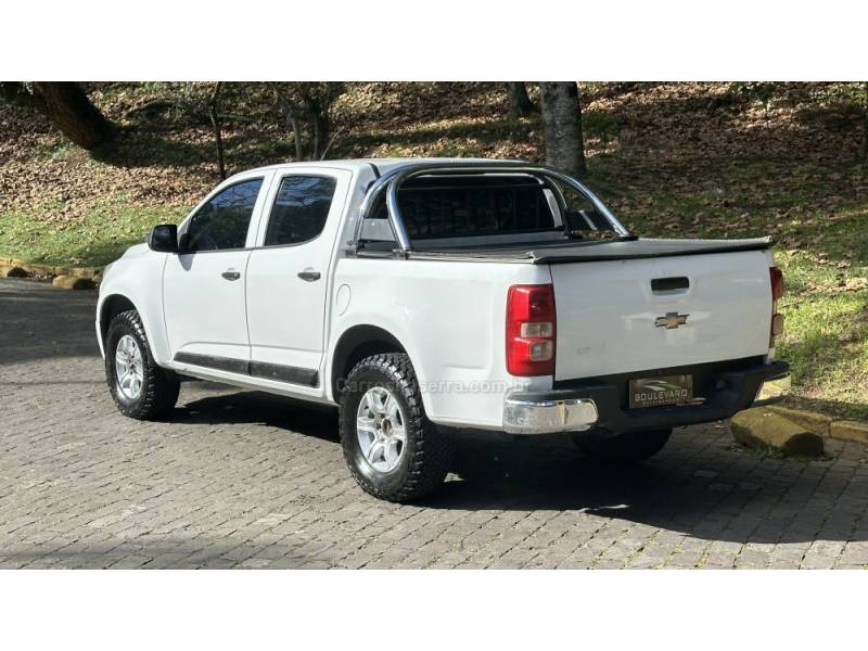 CHEVROLET - S10 - 2012/2013 - Branca - R$ 68.000,00