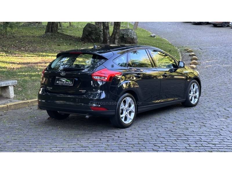 FORD - FOCUS - 2016/2016 - Preta - R$ 58.900,00