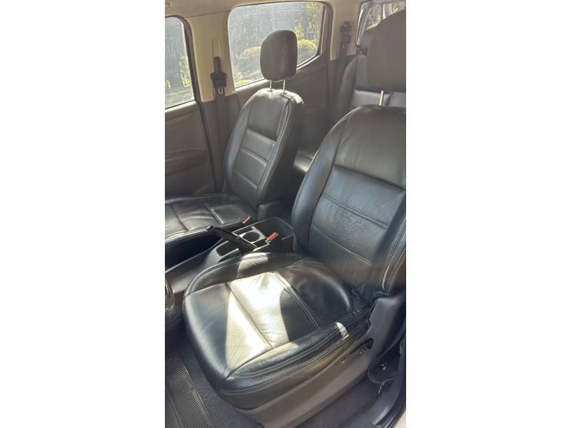 CHEVROLET - S10 - 2012/2013 - Branca - R$ 68.000,00