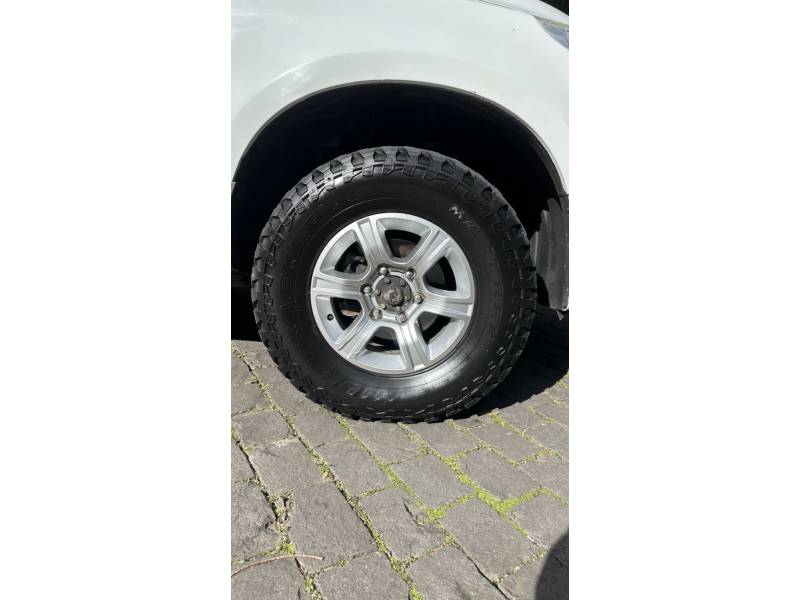 CHEVROLET - S10 - 2012/2013 - Branca - R$ 68.000,00