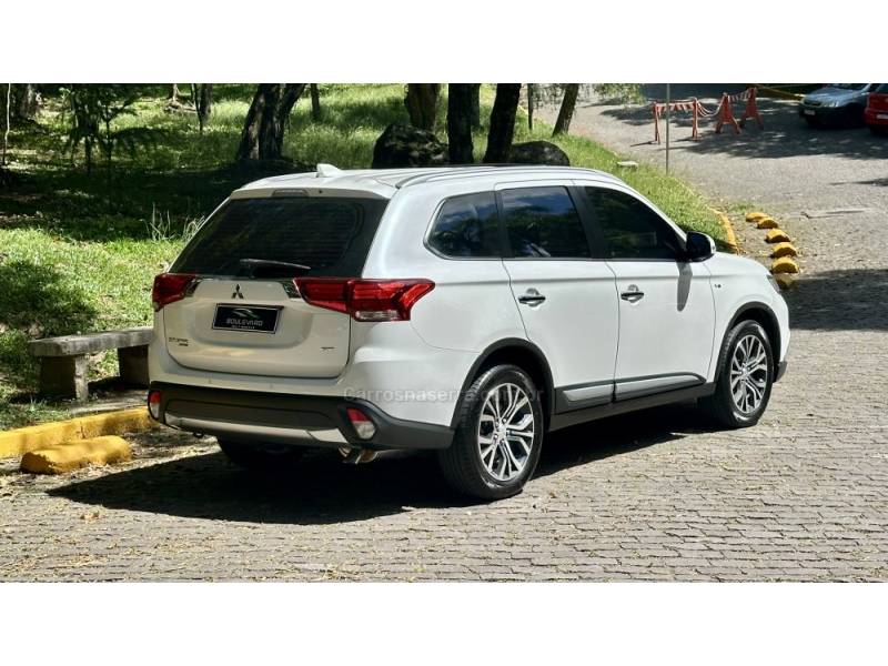 MITSUBISHI - OUTLANDER - 2017/2018 - Branca - R$ 119.900,00