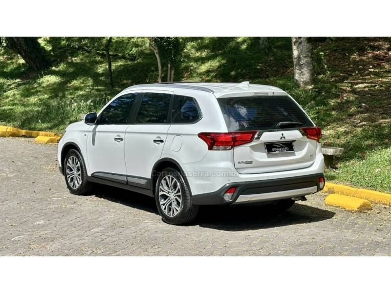 MITSUBISHI - OUTLANDER - 2017/2018 - Branca - R$ 119.900,00